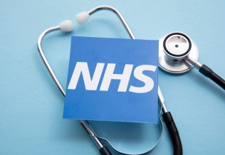 Le National Health Service (NHS) est le système de la santé publique du Royaume-Uni