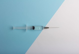 Vaccination : une méfiance aux racines politiques