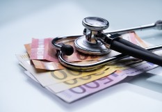 Billets en euros et stéthoscope